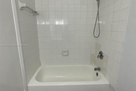 House in Miami, Florida 3 bedrooms, 117.06 sq.m. № 1763453 - photo 21