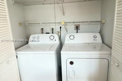 House in Miami, Florida 3 bedrooms, 117.06 sq.m. № 1763453 - photo 10
