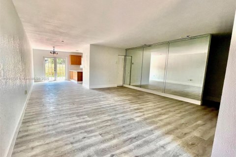 House in Miami, Florida 3 bedrooms, 117.06 sq.m. № 1763453 - photo 14