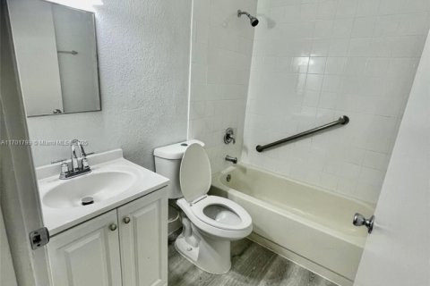 House in Miami, Florida 3 bedrooms, 117.06 sq.m. № 1763453 - photo 19