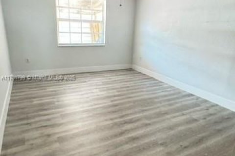 House in Miami, Florida 3 bedrooms, 117.06 sq.m. № 1763453 - photo 5