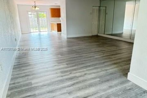 House in Miami, Florida 3 bedrooms, 117.06 sq.m. № 1763453 - photo 11