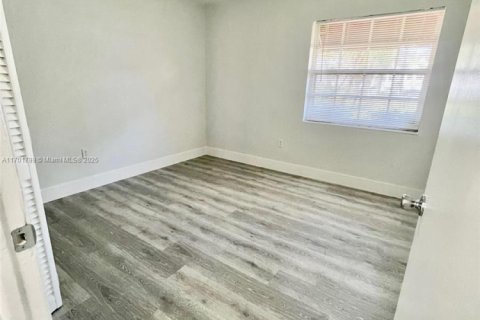 House in Miami, Florida 3 bedrooms, 117.06 sq.m. № 1763453 - photo 27