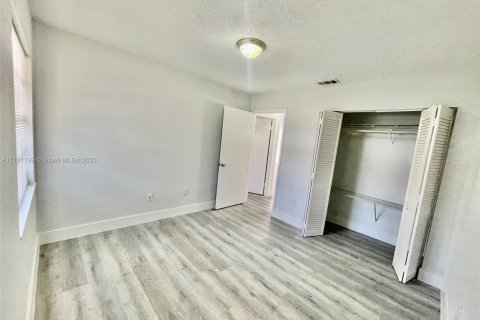 House in Miami, Florida 3 bedrooms, 117.06 sq.m. № 1763453 - photo 25