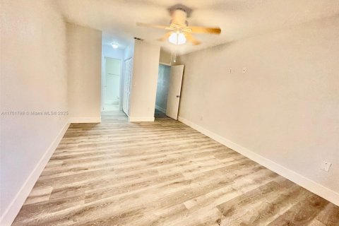 House in Miami, Florida 3 bedrooms, 117.06 sq.m. № 1763453 - photo 23