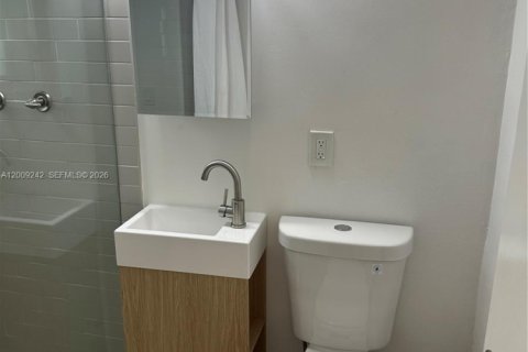 Condo in South Miami, Florida, 1 bedroom № 2072377 - photo 2