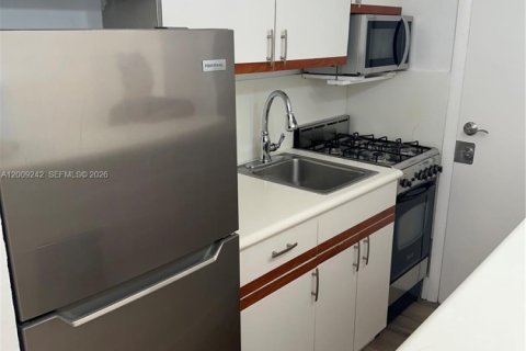 Condo in South Miami, Florida, 1 bedroom № 2072377 - photo 5