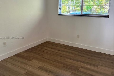 Condo in South Miami, Florida, 1 bedroom № 2072377 - photo 3