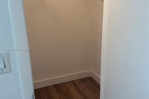 Condo in South Miami, Florida, 1 bedroom № 2072377 - photo 4