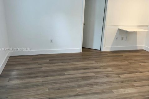 Condo in South Miami, Florida, 1 bedroom № 2072377 - photo 8