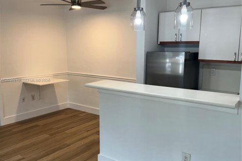 Condo in South Miami, Florida, 1 bedroom № 2072377 - photo 7