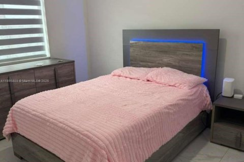 Casa en venta en Miami, Florida, 3 dormitorios, 115.2 m2 № 1954061 - foto 4