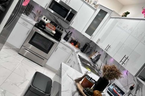 Casa en venta en Miami, Florida, 3 dormitorios, 115.2 m2 № 1954061 - foto 1