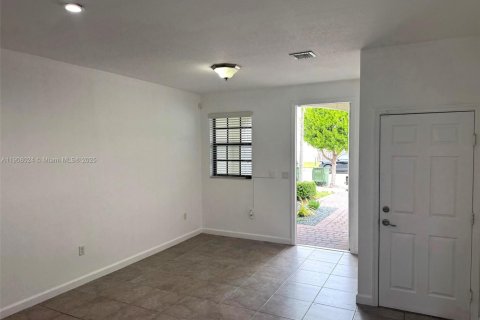 Townhouse in Homestead, Florida 3 bedrooms, 130.81 sq.m. № 1967743 - photo 4