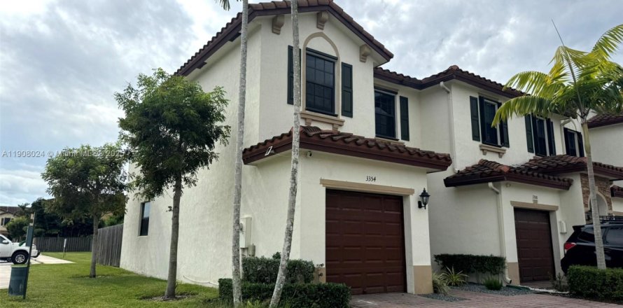 Townhouse in Homestead, Florida 3 bedrooms, 130.81 sq.m. № 1967743