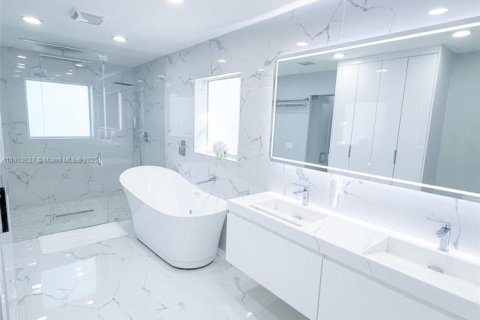 Casa en venta en Miami, Florida, 5 dormitorios, 304.63 m2 № 1955720 - foto 25