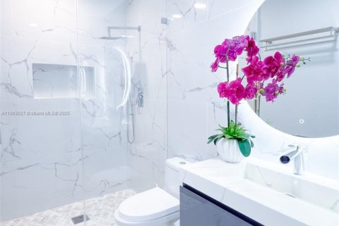 Casa en venta en Miami, Florida, 5 dormitorios, 304.63 m2 № 1955720 - foto 27