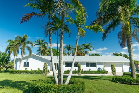 Купить виллу или дом в Майами, Флорида 5 спален, 304.63м2, № 1955720 - фото 1