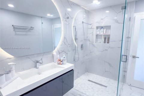 Casa en venta en Miami, Florida, 5 dormitorios, 304.63 m2 № 1955720 - foto 20