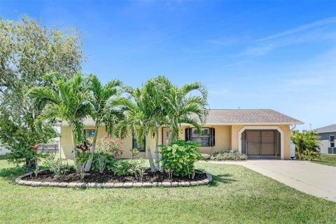 House in Port St. Lucie, Florida 4 bedrooms, 146.23 sq.m. № 1860076 - photo 1