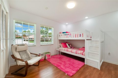 House in Miami, Florida 5 bedrooms, 311.87 sq.m. № 2060320 - photo 18