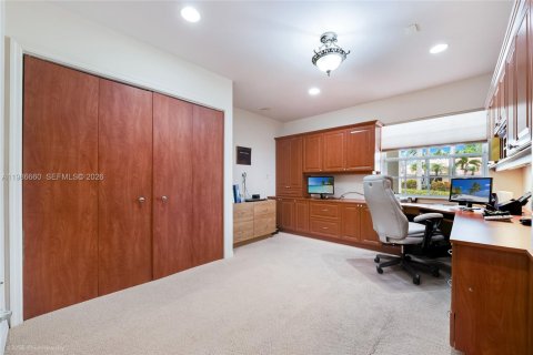House in Miami, Florida 5 bedrooms, 311.87 sq.m. № 2060320 - photo 21