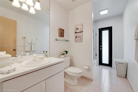 House in Miami, Florida 5 bedrooms, 311.87 sq.m. № 2060320 - photo 17