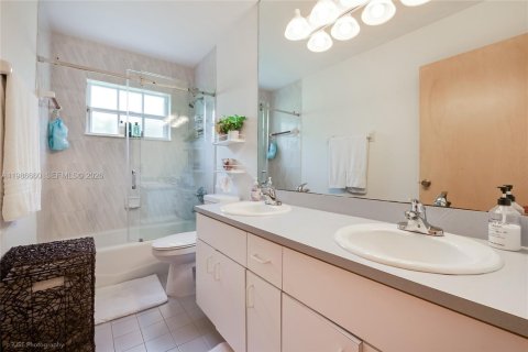 House in Miami, Florida 5 bedrooms, 311.87 sq.m. № 2060320 - photo 19