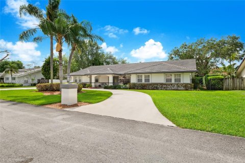 House in Miami, Florida 5 bedrooms, 311.87 sq.m. № 2060320 - photo 2