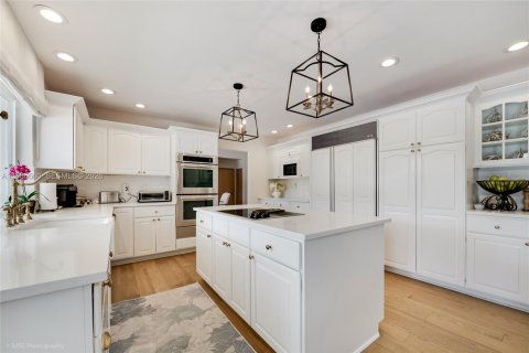 House in Miami, Florida 5 bedrooms, 311.87 sq.m. № 2060320 - photo 7