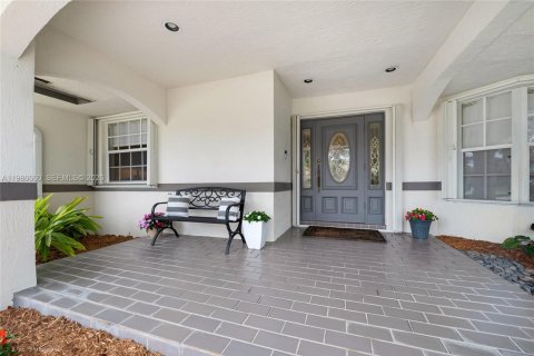 House in Miami, Florida 5 bedrooms, 311.87 sq.m. № 2060320 - photo 3