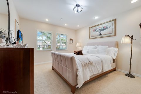 House in Miami, Florida 5 bedrooms, 311.87 sq.m. № 2060320 - photo 20