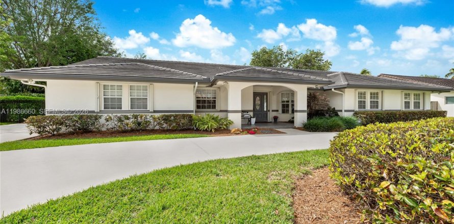 House in Miami, Florida 5 bedrooms, 311.87 sq.m. № 2060320