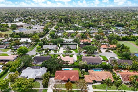 House in Miami, Florida 5 bedrooms, 311.87 sq.m. № 2060320 - photo 29