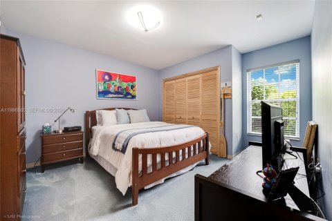 House in Miami, Florida 5 bedrooms, 311.87 sq.m. № 2060320 - photo 16