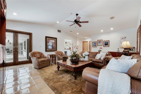 House in Miami, Florida 5 bedrooms, 311.87 sq.m. № 2060320 - photo 11