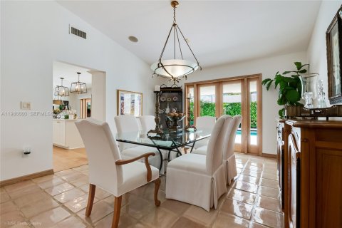 House in Miami, Florida 5 bedrooms, 311.87 sq.m. № 2060320 - photo 6