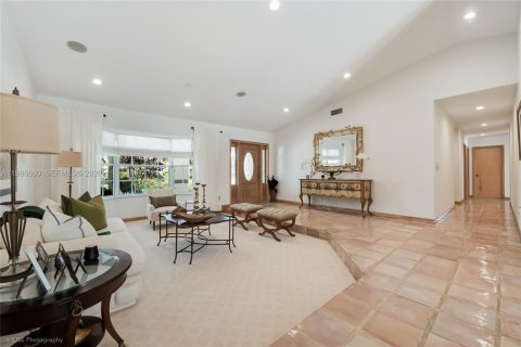 House in Miami, Florida 5 bedrooms, 311.87 sq.m. № 2060320 - photo 5