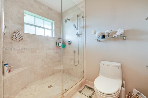 House in Miami, Florida 5 bedrooms, 311.87 sq.m. № 2060320 - photo 15