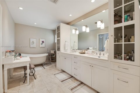 House in Miami, Florida 5 bedrooms, 311.87 sq.m. № 2060320 - photo 14