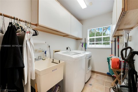 House in Miami, Florida 5 bedrooms, 311.87 sq.m. № 2060320 - photo 22