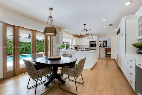 House in Miami, Florida 5 bedrooms, 311.87 sq.m. № 2060320 - photo 8