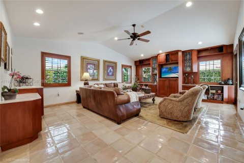 House in Miami, Florida 5 bedrooms, 311.87 sq.m. № 2060320 - photo 10
