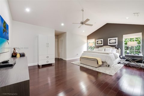 House in Miami, Florida 5 bedrooms, 311.87 sq.m. № 2060320 - photo 13