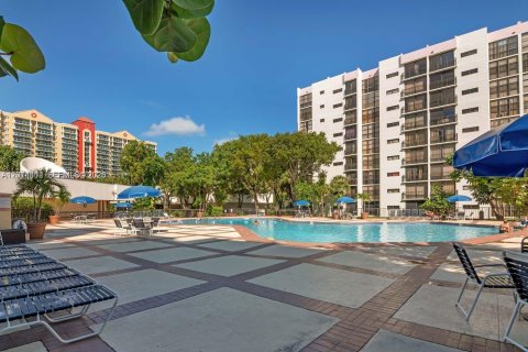 Copropriété à louer à Sunny Isles Beach, Floride: 1 chambre, 71.26 m2 № 2076444 - photo 4