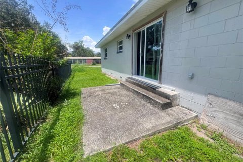 House in Sanford, Florida 4 bedrooms, 132.39 sq.m. № 2224495 - photo 2