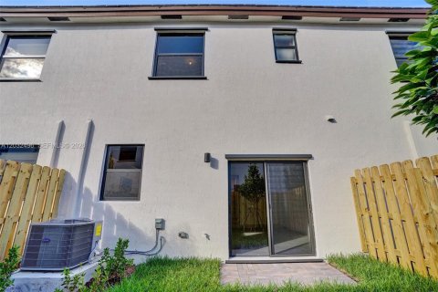 Touwnhouse à louer à Homestead, Floride: 3 chambres, 133.97 m2 № 2085285 - photo 3