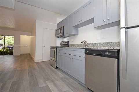 Condo in Pompano Beach, Florida, 1 bedroom  № 1941279 - photo 5