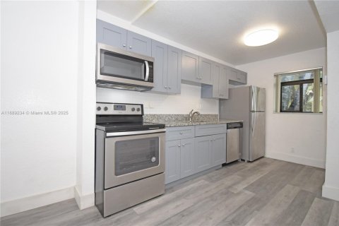 Condo in Pompano Beach, Florida, 1 bedroom  № 1941279 - photo 1