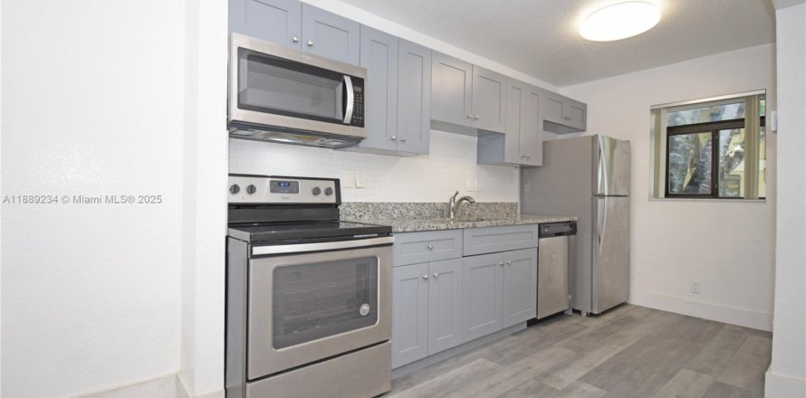 Condo in Pompano Beach, Florida, 1 bedroom  № 1941279